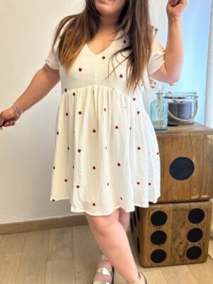 robe courte en gaze de coton coeurs rouge brodées. grande taille femme curvy by romy