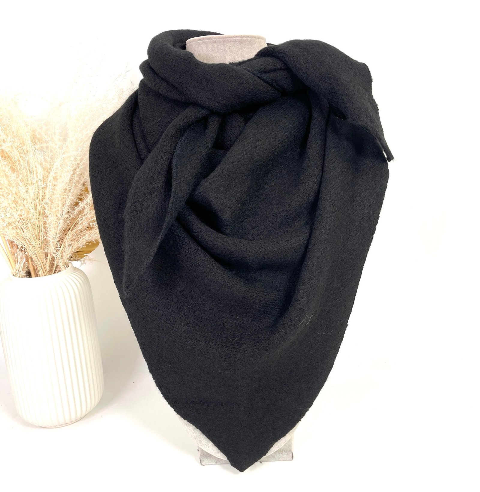 echarpe triangle noir grande taille femme curvy by romy